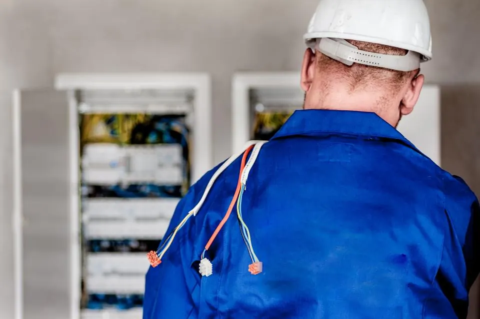 Electricista trabajando en un cuadro eléctrico