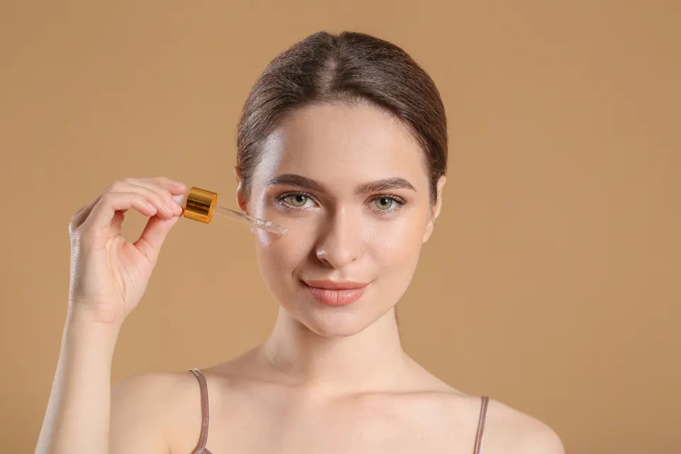 Paciente aplicándose un sérum facial