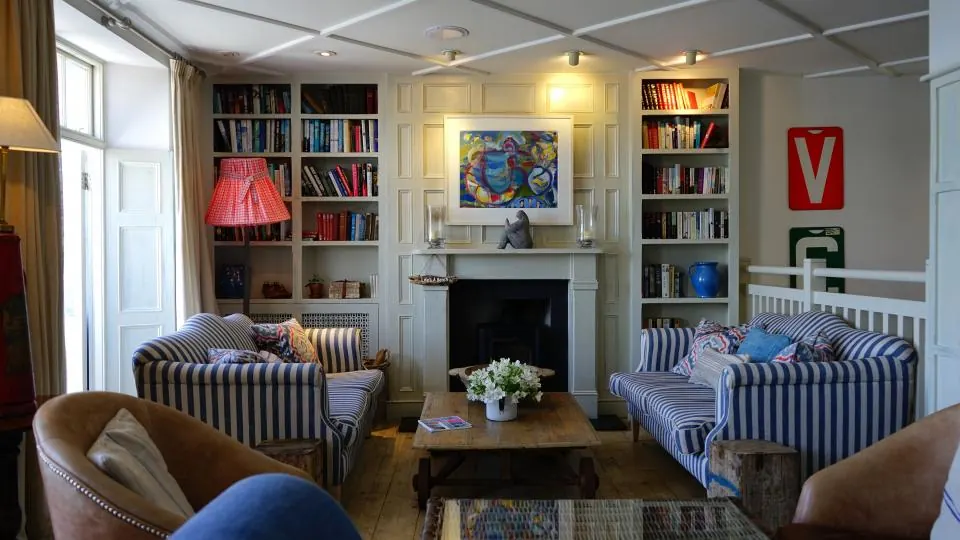 Salón con chimenea y librerías